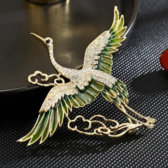 Elegant Gold and Green Crane Brooch - Picture 4 of 5